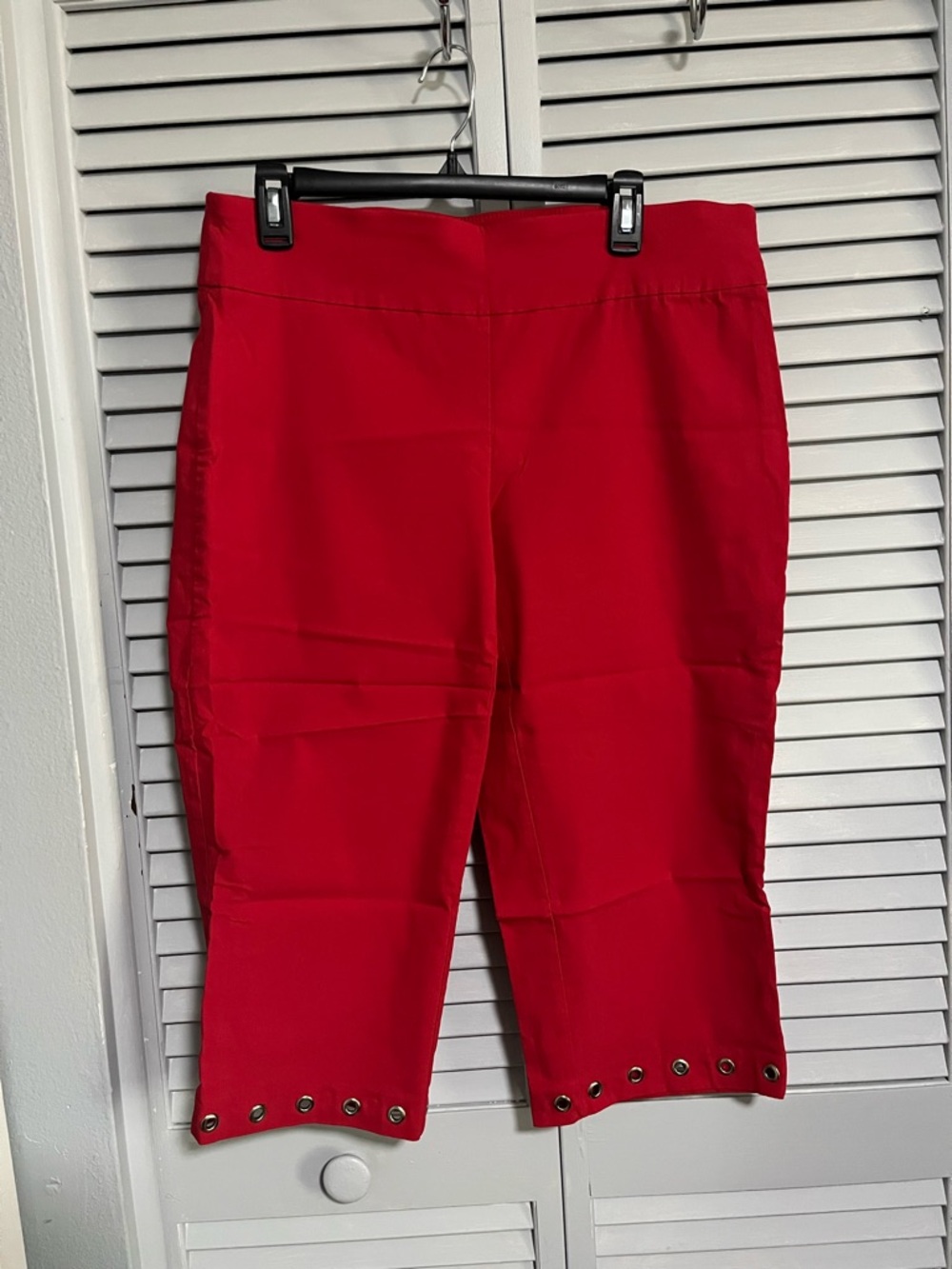 Attyre Red Capris